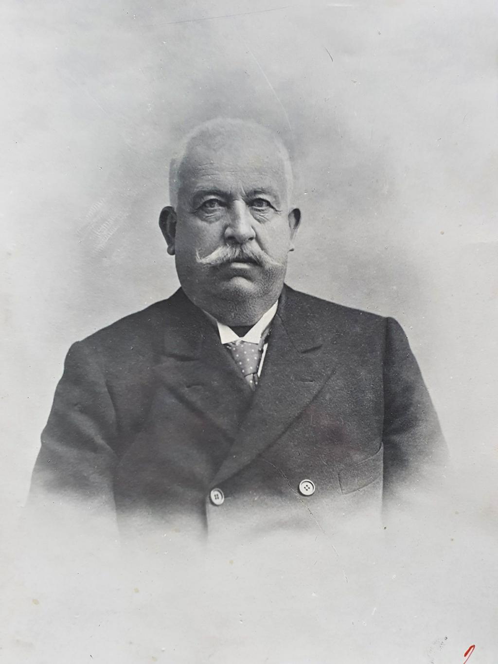 Portretna fotografija Federika Glavića, nepoznati autor, oko 1920. Izvor: Dubrovački muzeji, Pomorski muzej, DUM PM 6702; https://www.dumus.hr/hr/pomorski-muzej/novosti/na-danasnji-dan-1847.-na-sipanu-je-roden-federiko-glavic,304.html (preuzeto 26.10.2026.).